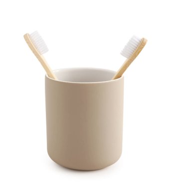 Bambu diş fırçaları beyaz arka planda tutucuda