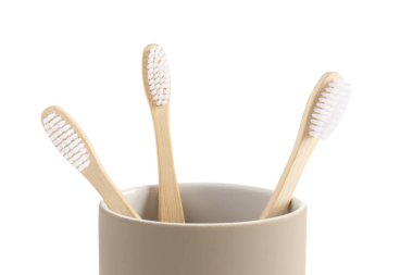 Bambu diş fırçaları beyaz arkaplanda, yakın plan