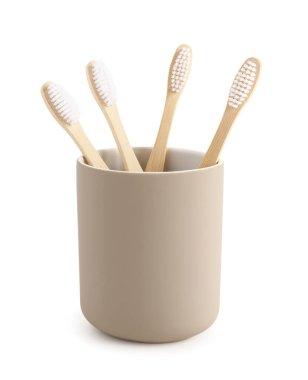 Bambu diş fırçaları beyaz arka planda tutucuda