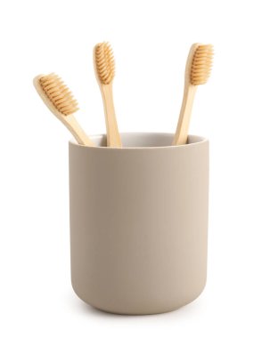 Bambu diş fırçaları beyaz arka planda tutucuda