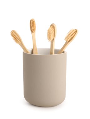 Bambu diş fırçaları beyaz arka planda tutucuda