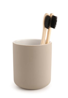 Bambu diş fırçaları beyaz arka planda tutucuda