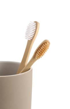 Bambu diş fırçaları beyaz arkaplanda, yakın plan