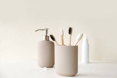 Bambu diş fırçaları arka planda tutucuda