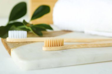 Hafif arka planda bambu diş fırçaları, yakın plan