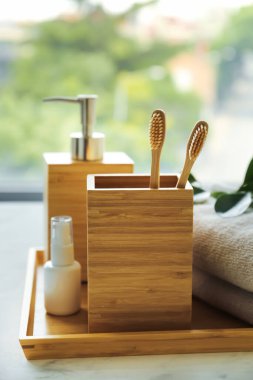 Bambu diş fırçaları ve tuvalet malzemeleri banyodaki pencere eşiğinde.
