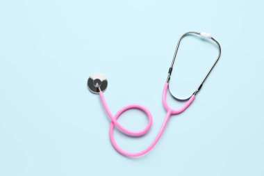 Açık mavi arkaplanda modern steteskop