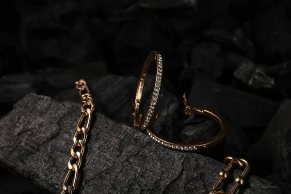 黑炭上漂亮的链环和耳环 — 图库照片