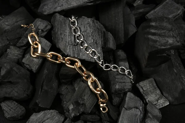 Beaux Bracelets Chaîne Sur Charbon Noir Gros Plan — Photo