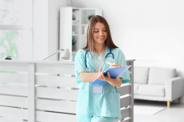Female Medical Intern Writing Clipboard Hospital — Stock Photo, Image