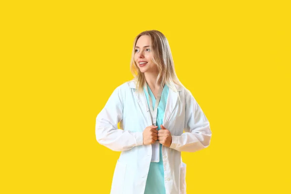 Female Doctor Yellow Background — Stock Photo, Image