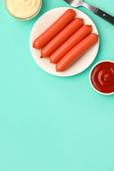 配上美味的薄香肠和蓝底酱汁的盘子 — 图库照片
