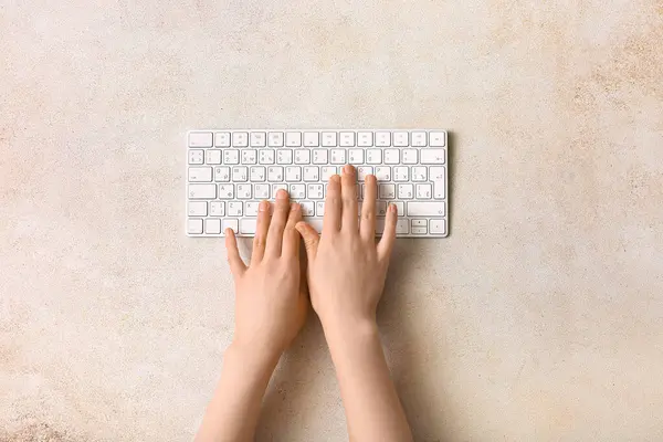 Руки Женщины Современной Компьютерной Клавиатурой Светлом Фоне — стоковое фото