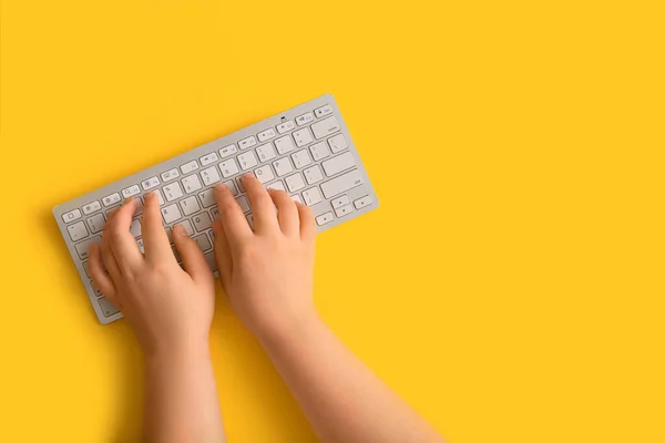 Γυναικεία Χέρια Σύγχρονο Πληκτρολόγιο Υπολογιστή Κίτρινο Φόντο — Φωτογραφία Αρχείου