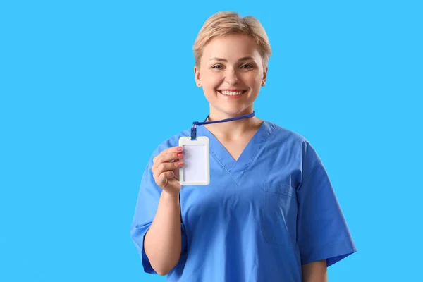 Žena Lékařská Stážistka Odznakem Modrém Pozadí — Stock fotografie