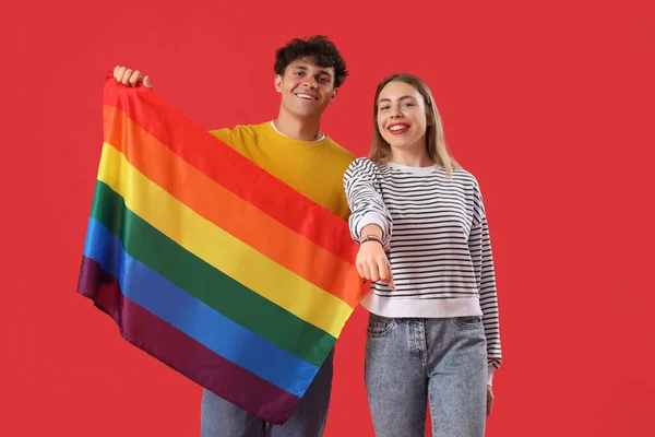 Kırmızı Arka Planda Lgbt Bayrağı Olan Genç Çift — Stok fotoğraf