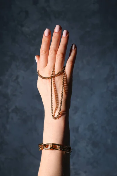Mão Feminina Com Bela Pulseira Dourada Colar Fundo Cinza Grunge — Fotografia de Stock