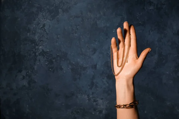 Vrouw Hand Met Mooie Gouden Armband Ketting Grunge Blauwe Achtergrond — Stockfoto