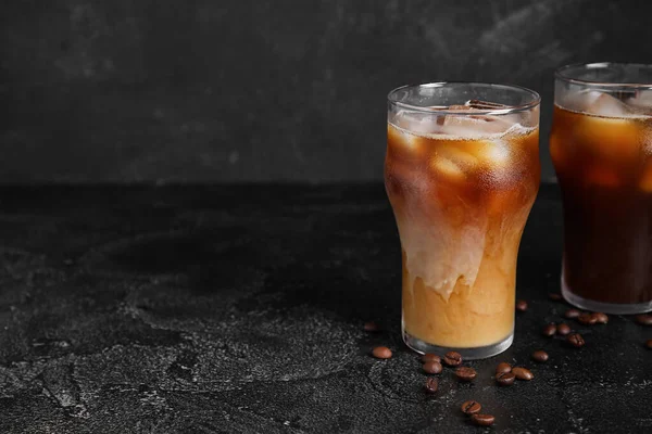 Стаканы Вкусного Кофе Льдом Молоком Черном Фоне — стоковое фото