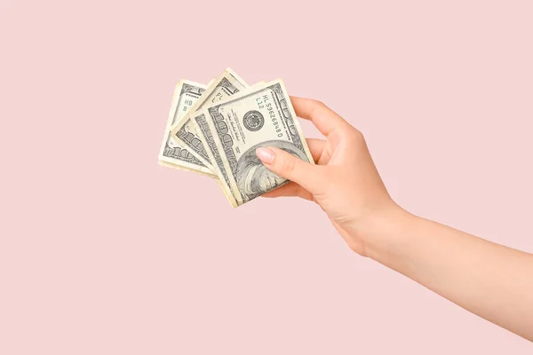 Mão Feminina Segurando Notas Cem Dólares Fundo Rosa — Fotografia de Stock