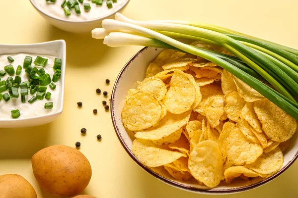 Bowls Tasty Sour Cream Sliced Green Onion Potato Chips Yellow — Stock Photo, Image