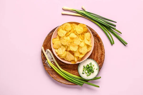 Bowl Tasty Sour Cream Sliced Green Onion Potato Chips Lilac — Stock Photo, Image