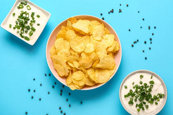 Bowls Tasty Sour Cream Sliced Green Onion Potato Chips Blue — Stock Photo, Image