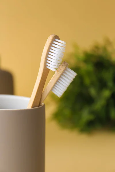 Bamboo Tooth Brushes Holder Beige Background Closeup — Stock Photo, Image