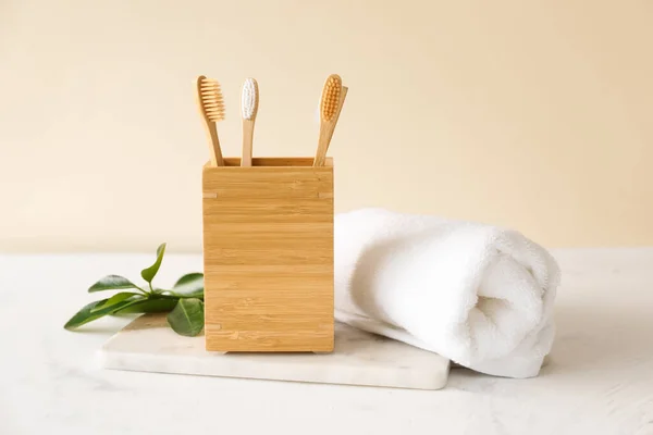 Bamboo Tooth Brushes Holder Towel Light Background — Stock Photo, Image