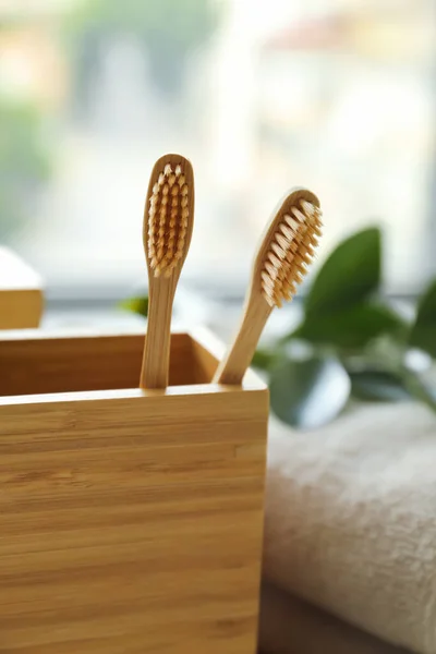 浴室里用竹子刷牙的托架 — 图库照片