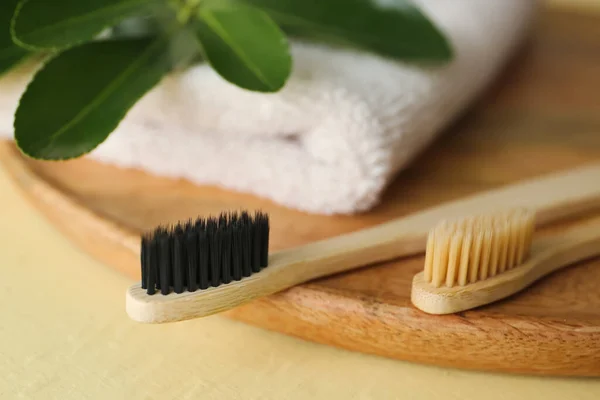 Bambusowe Szczoteczki Zębów Ręcznik Beżowym Tle Zbliżenie — Zdjęcie stockowe