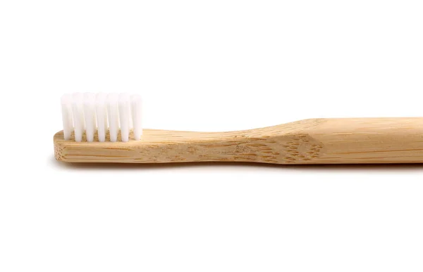 白い背景に竹の歯ブラシ クローズアップ — ストック写真