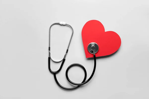 Estetoscópio Coração Vermelho Sobre Fundo Claro Conceito Cardiologia — Fotografia de Stock