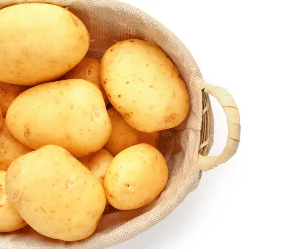 Weidenkorb Mit Rohen Babykartoffeln Auf Weißem Hintergrund — Stockfoto