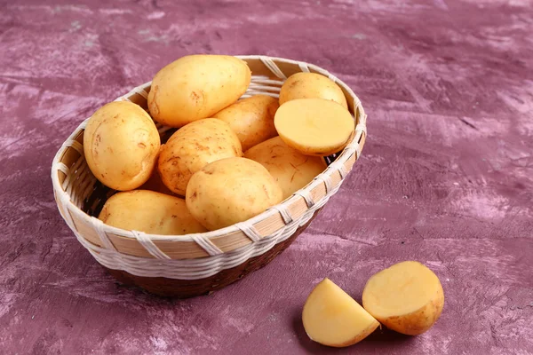 Ψάθινο Μπολ Ωμά Baby Πατάτες Μωβ Φόντο — Φωτογραφία Αρχείου