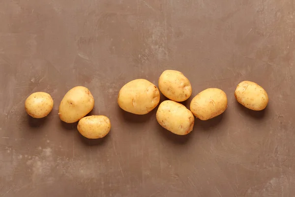 Batatas Bebê Cruas Fundo Marrom — Fotografia de Stock