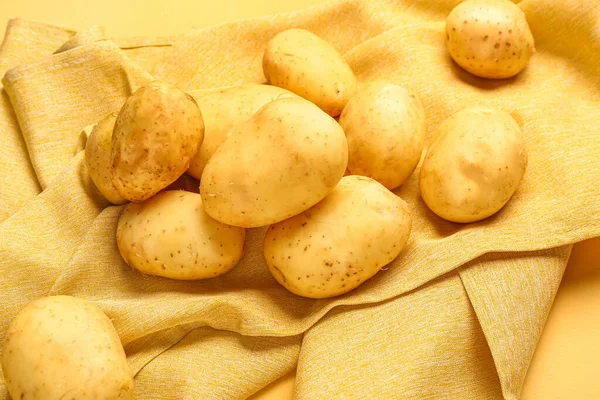 Rohe Babykartoffeln Auf Gelbem Hintergrund — Stockfoto