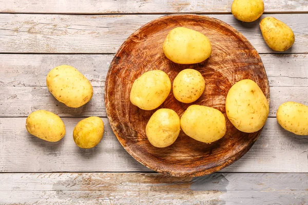 Teller Mit Rohen Babykartoffeln Auf Grauem Holzgrund — Stockfoto