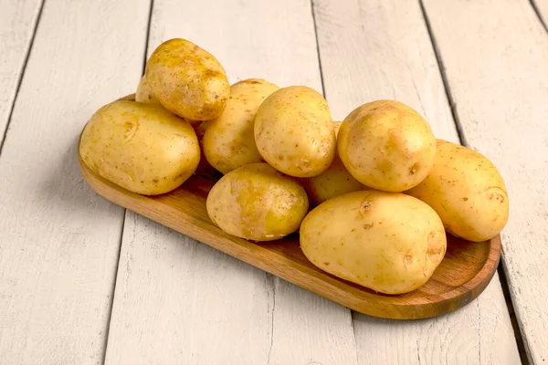 Tablett Mit Rohen Babykartoffeln Auf Weißem Holzhintergrund — Stockfoto