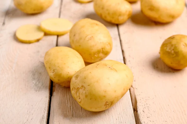 Rohe Babykartoffeln Auf Weißem Holzhintergrund — Stockfoto