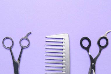 Menekşe arkaplanda makaslı saç tarağı