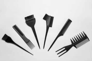 Gri arka planda kuaför fırçaları