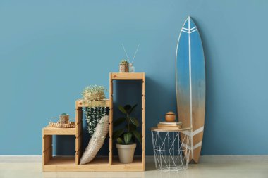 Sörf tahtası, masa ve rafları olan bir oda.