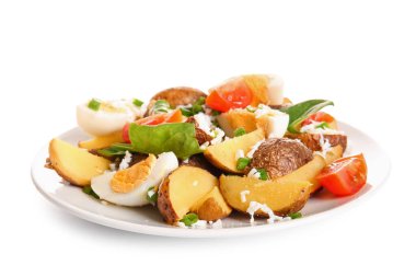 Beyaz üzerine izole edilmiş lezzetli patates salatası tabağı