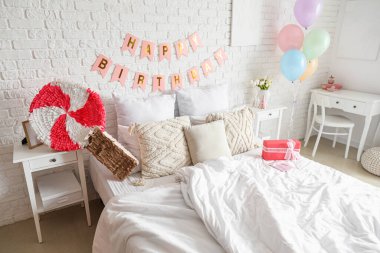 Yatak odasının içi balonlar, pinyatalar ve çelenklerle süslenmiş.