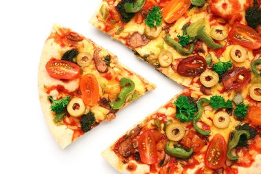 Beyaz arka planda dilimlenmiş sebze pizzası.