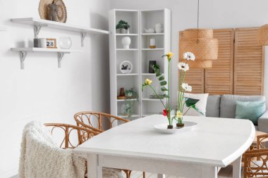 Yemek masasında güzel bir ikebana.