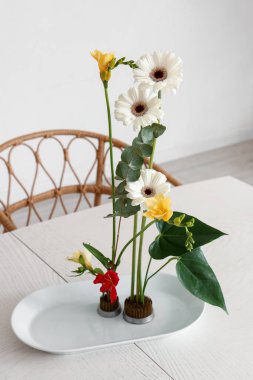 Yemek masasında güzel bir ikebana.