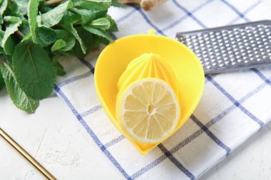 Limonata malzemeli meyve sıkacağı ve rendeleyici beyaz arka planda