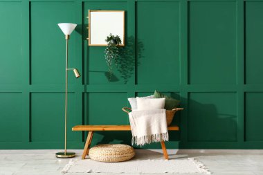 Ahşap bankı ve lambası olan şık bir oda.